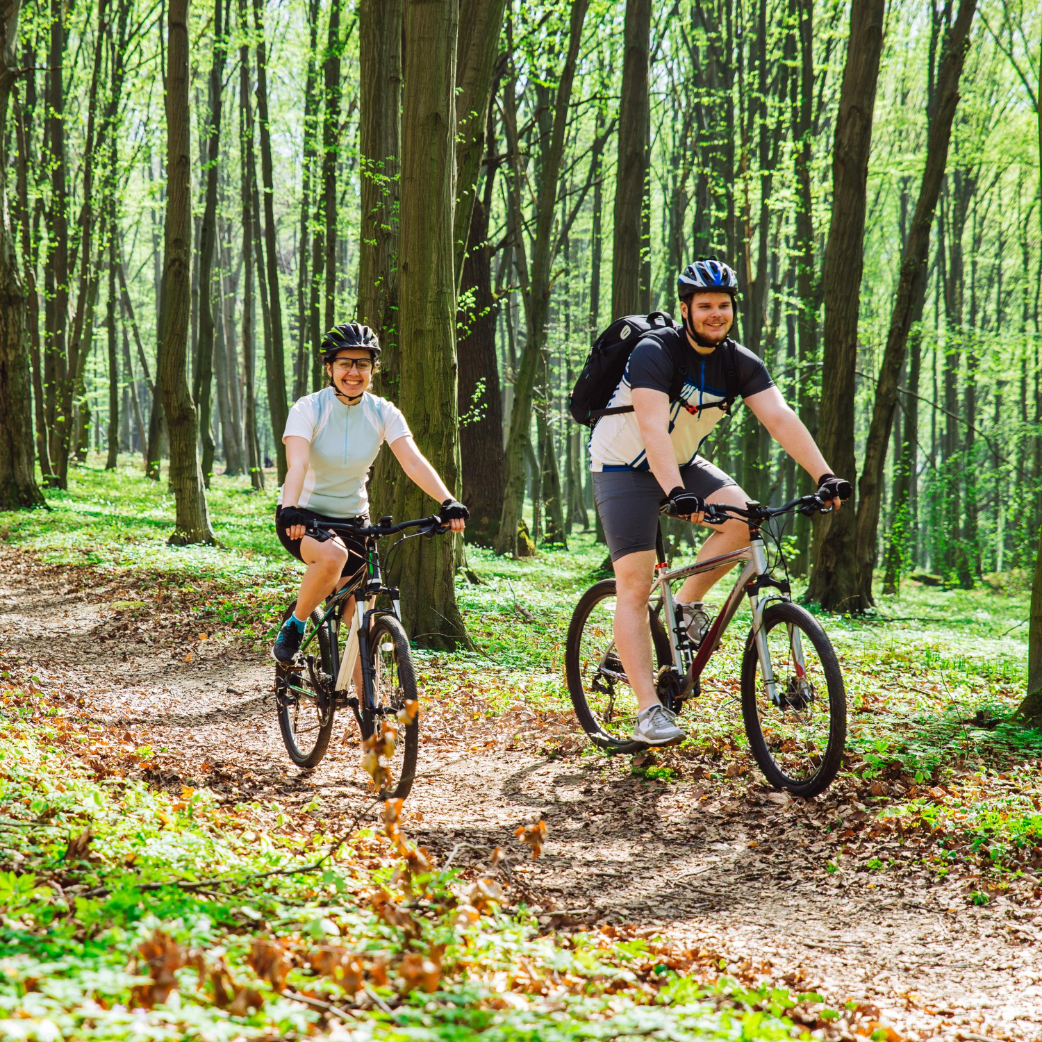 Fahrradfahrer auf Waldweg