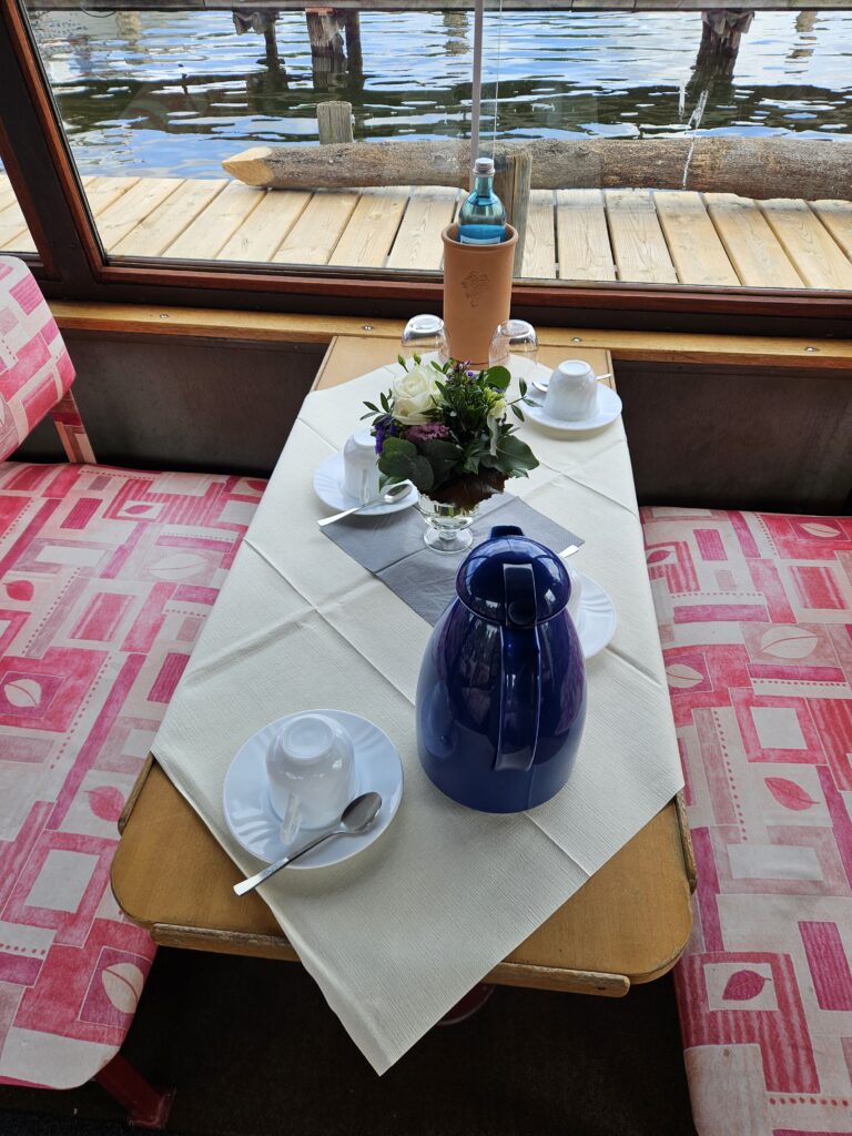 Wakenitz Schifffahrt Lübeck Tisch